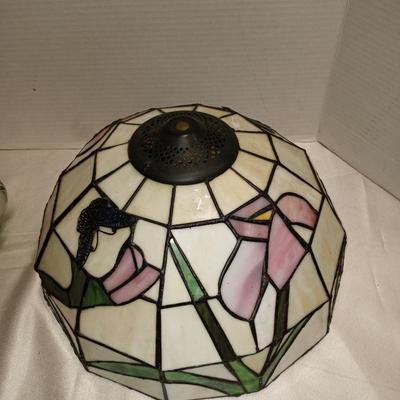 BEAUTIFUL STAIND GLASS LAMP SHADE AND PINK/GREEN VINTAGE VASE