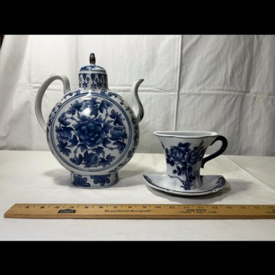 Large Vintage Chinese Chinoiserie Blue & White Wall Pocket Teacup & Chinese Moon Flask Tea Pot/Vase, Oversized