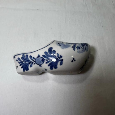 2 pc Delft Blue Clog Shoe with Dutch Windmill, Small Blue and Holland Kissing Couple - Hand Painted Ceramic Vintage Tchotchke