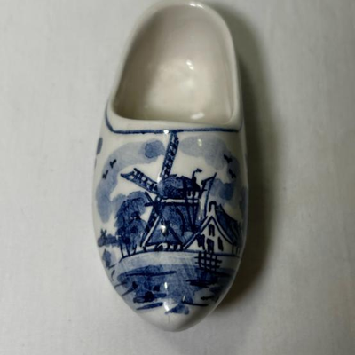 2 pc Delft Blue Clog Shoe with Dutch Windmill, Small Blue and Holland Kissing Couple - Hand Painted Ceramic Vintage Tchotchke