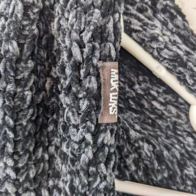 #89 Gray/Black Scarf
