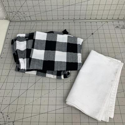 #353 Black and White Checkered Table Napkins