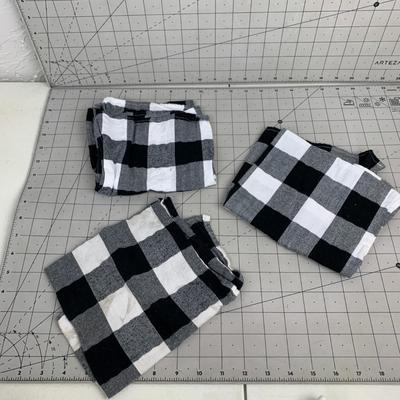 #353 Black and White Checkered Table Napkins