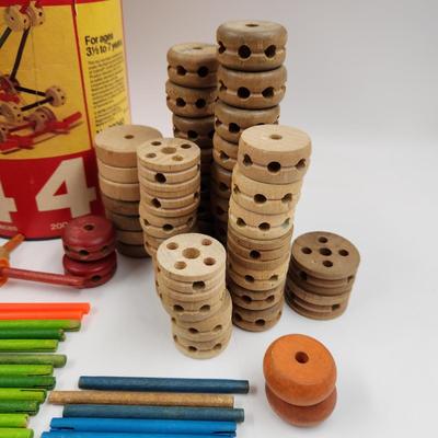 LARGE ASSORTMENT (VINTAGE & MORE MODEREN) TINKER TOYS