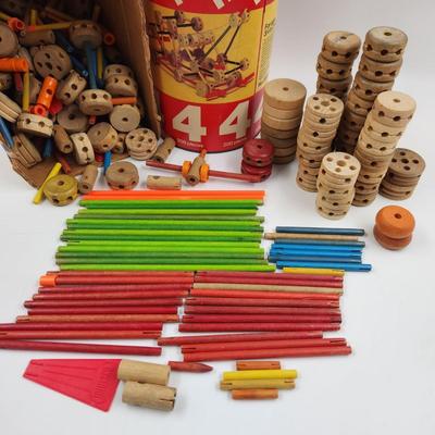 LARGE ASSORTMENT (VINTAGE & MORE MODEREN) TINKER TOYS
