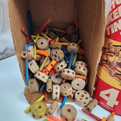 LARGE ASSORTMENT (VINTAGE & MORE MODEREN) TINKER TOYS