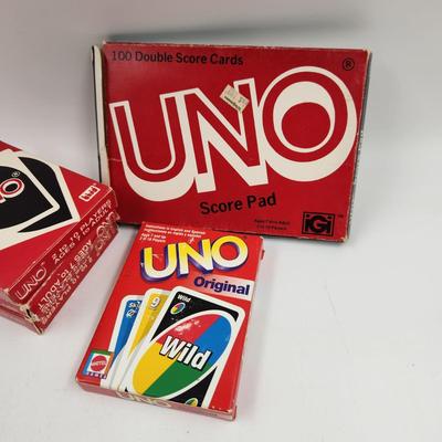 ASSORTMENT OF UNO CARDS & SCORE SHEET