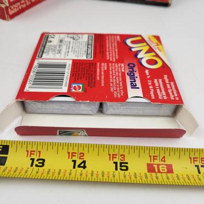 ASSORTMENT OF UNO CARDS & SCORE SHEET