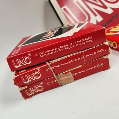 ASSORTMENT OF UNO CARDS & SCORE SHEET