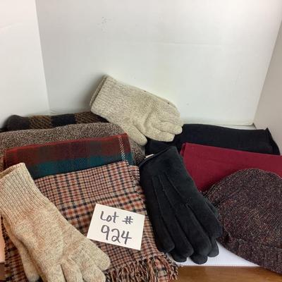 Lot 924 Lot of Hats, Gloves & Wool Scarves