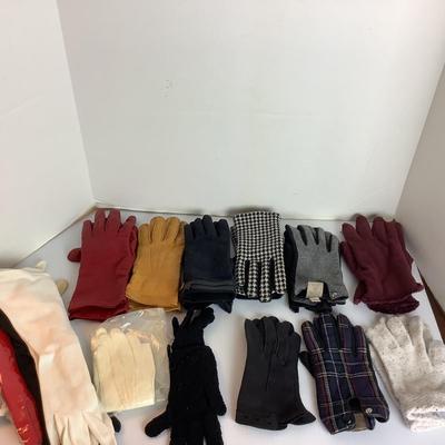 Lot 925 Large Lot of Ladies Gloves