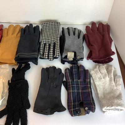 Lot 925 Large Lot of Ladies Gloves