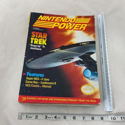 -174- COLLECTIBLE | 1990â€™s Nintendo Power Magazines