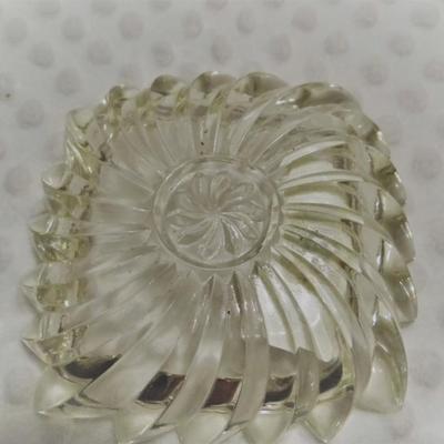 VINTAGE SWIRLED GLASS ASHTRAY