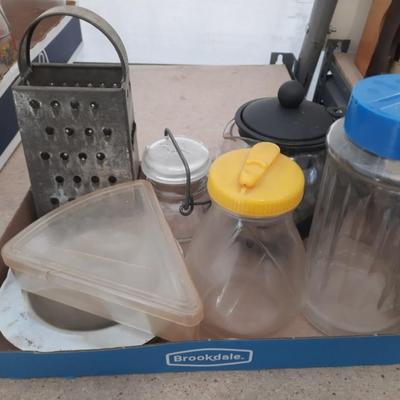 VARIETY OF KITCHEN COLLECTIBLES