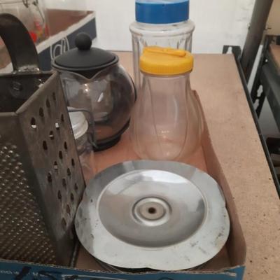VARIETY OF KITCHEN COLLECTIBLES