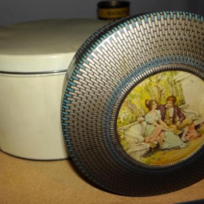COLLECTIBLE TINS (COURTING COUPLE)