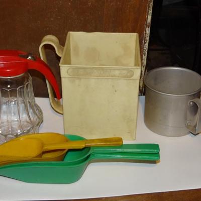 VARIETY FLAT OF KITCHEN ITEMS