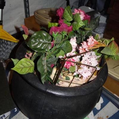 PLASTIC KETTLE WITH CRAFT FLOWERS