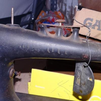 VINTAGE SEWING MACHINE