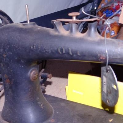VINTAGE SEWING MACHINE