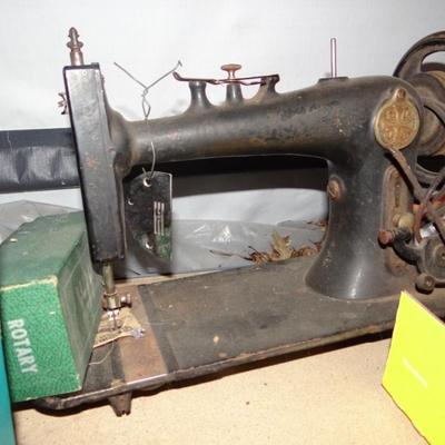 VINTAGE SEWING MACHINE