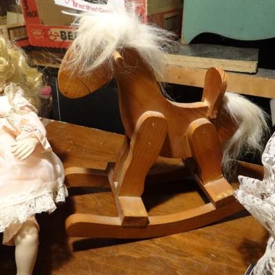 VARIETY OF DOLLS AND HORSE