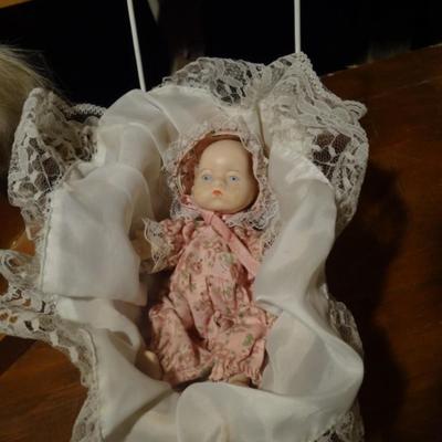 VARIETY OF DOLLS AND HORSE