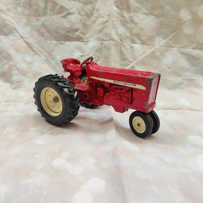 VINTAGE 1969 ERTL INTERNATIONAL HARVESTER 544 DIECAST LARGE FARM TRACTOR