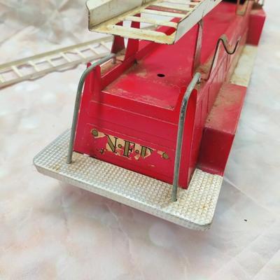 VINTAGE 1970'S NYLINT FIRE DEPARTMENT RED FIRE TRUCK W/ LADDERS