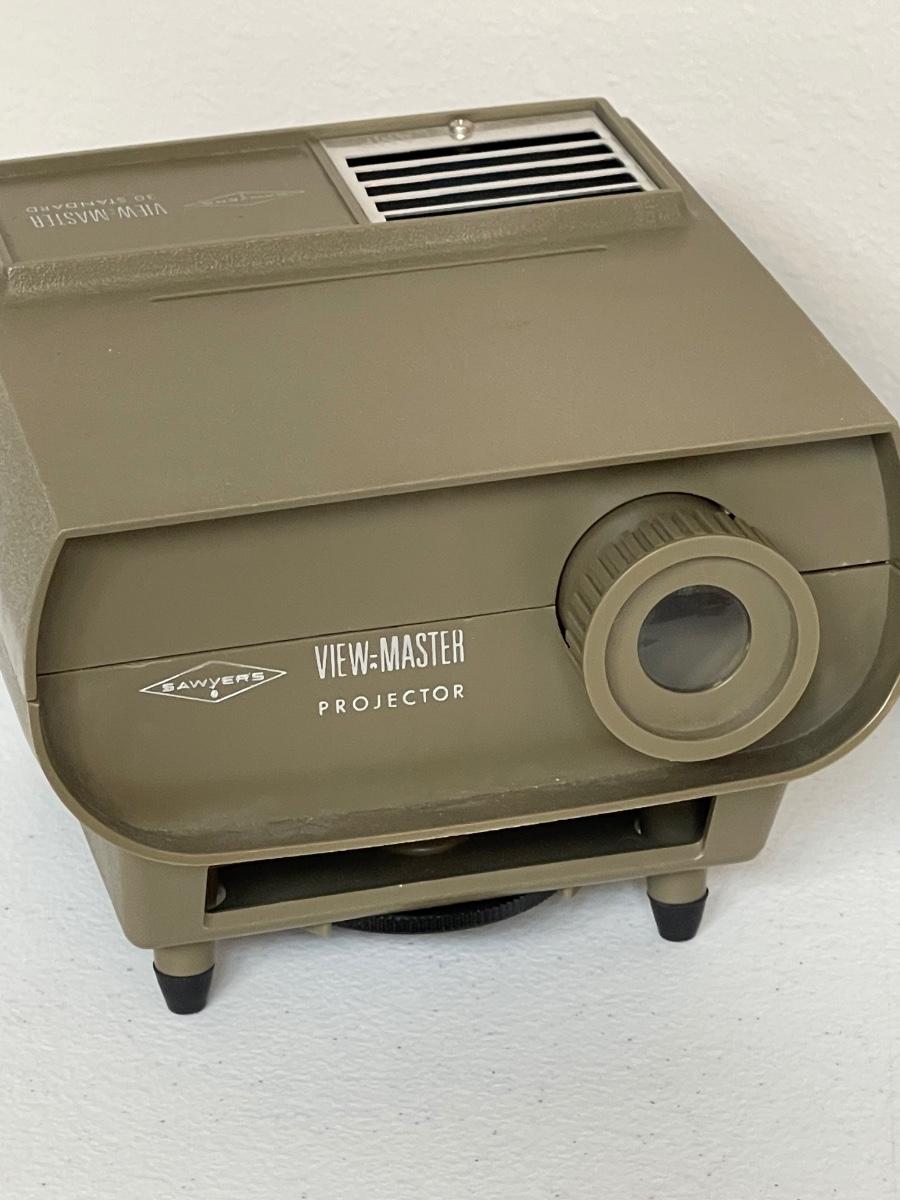 VIEW MASTER ~ Projector & Accessories | EstateSales.org
