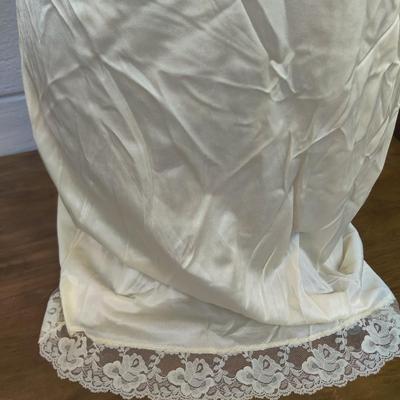 LOVELY VINTAGE OFF WHITE NYLON FULL SLIP WITH LACE
