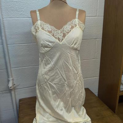 LOVELY VINTAGE OFF WHITE NYLON FULL SLIP WITH LACE