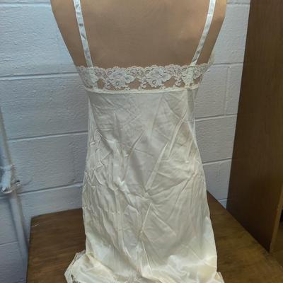 LOVELY VINTAGE OFF WHITE NYLON FULL SLIP WITH LACE