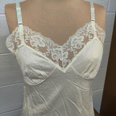 LOVELY VINTAGE OFF WHITE NYLON FULL SLIP WITH LACE
