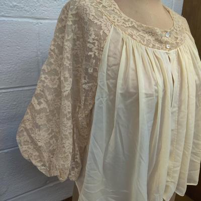 VINTAGE VANITY FAIR CREAM NYLON SHORT ROBE SIZE L