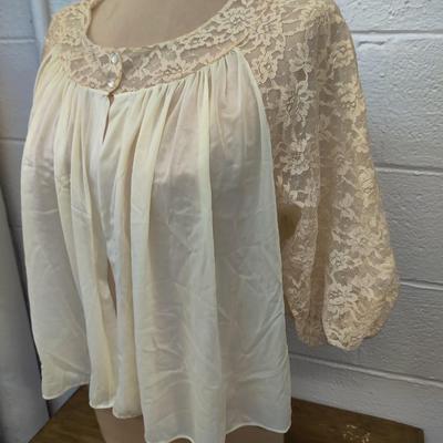 VINTAGE VANITY FAIR CREAM NYLON SHORT ROBE SIZE L