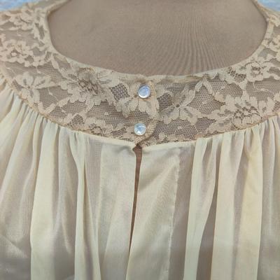 VINTAGE VANITY FAIR CREAM NYLON SHORT ROBE SIZE L