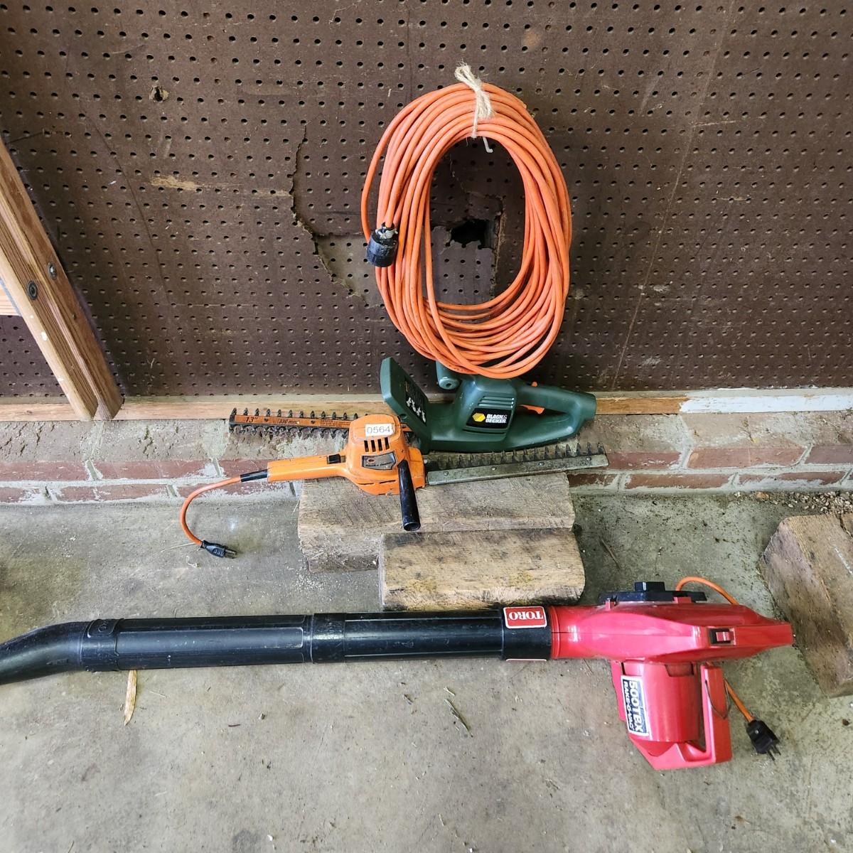 Toro Leaf blower 2 Black N Decker hedge Trimmers + Extension Cord lot