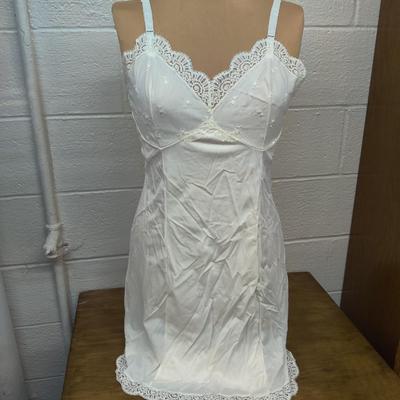 VINTAGE SEARS THE IMPROVED DOESN'T SLIP NYLON FULL SLIP SIZE AVERAGE 36