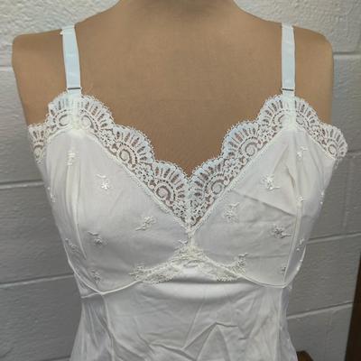 VINTAGE SEARS THE IMPROVED DOESN'T SLIP NYLON FULL SLIP SIZE AVERAGE 36
