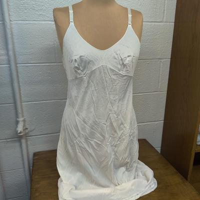 VINTAGE SEARS SHE DOESN'T SLIP NYLON FULL SLIP SIZE 38
