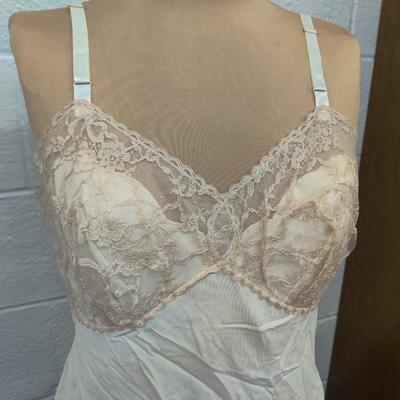 VINTAGE ARTEMIS CREAM NYLON FULL SLIP SIZE AVERAGE 38