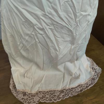 VINTAGE ARTEMIS CREAM NYLON FULL SLIP SIZE AVERAGE 38