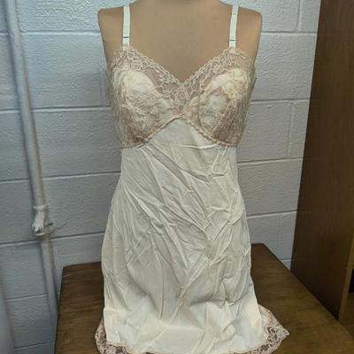 VINTAGE ARTEMIS CREAM NYLON FULL SLIP SIZE AVERAGE 38