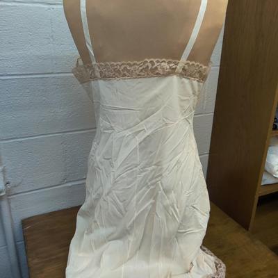 VINTAGE ARTEMIS CREAM NYLON FULL SLIP SIZE AVERAGE 38