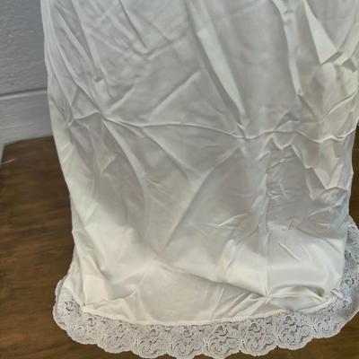 VINTAGE VANITY FAIR WHITE NYLON FULL SLIP SIZE 38