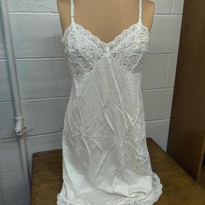 VINTAGE VANITY FAIR WHITE NYLON FULL SLIP SIZE 38