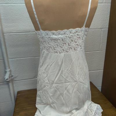 VINTAGE VANITY FAIR WHITE NYLON FULL SLIP SIZE 38