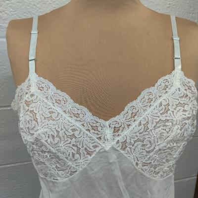VINTAGE VANITY FAIR WHITE NYLON FULL SLIP SIZE 38